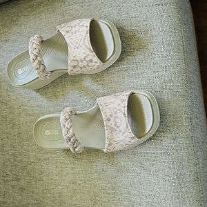 NEW bzees two tone sandal